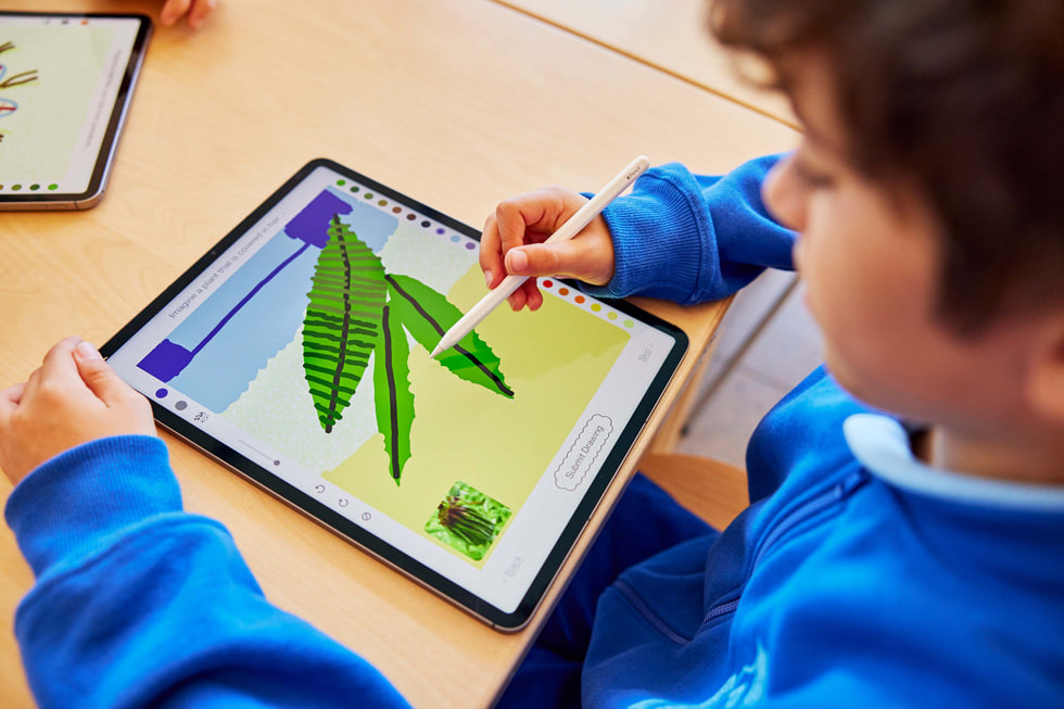 Apple Ipad Ar Artists Student Drawing On Ipad Pro Big.jpg.large